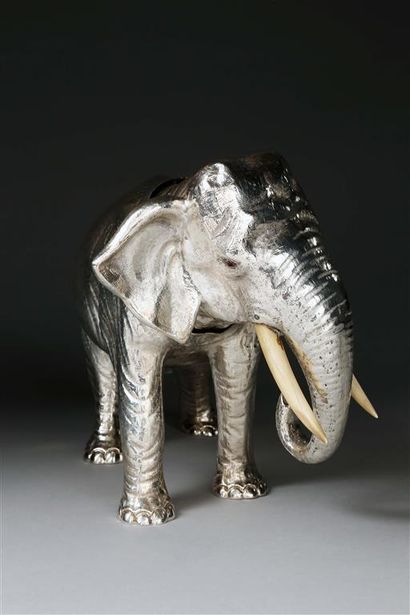 FERREIRA.
Éléphant marchant en argent (833...