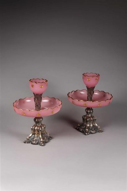 Paire de coupes à fruits en opaline rose...