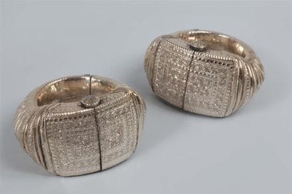 Paire d'importants bracelets en argent *...