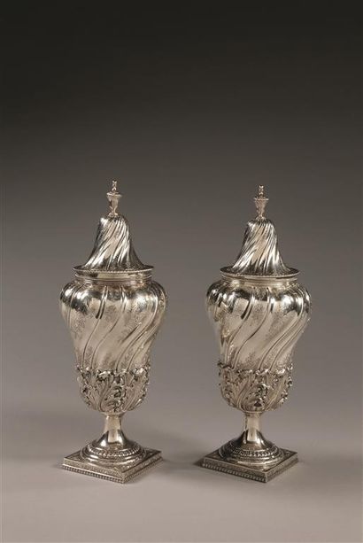 Paire de vases couverts de forme balustre...