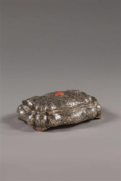 Boîte de forme chantournée en argent (800...