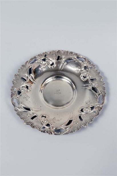 Coupe circulaire en argent repoussé (833...