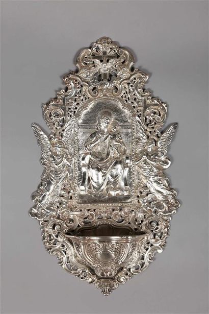 Bénitier d'applique en argent * à décor au...