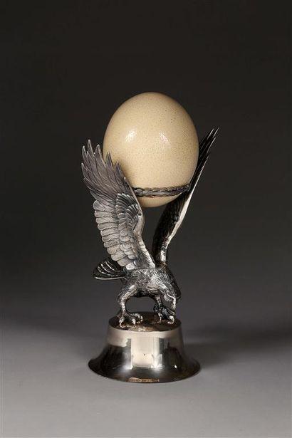 Aigle aux ailes déployées en argent * soutenant...
