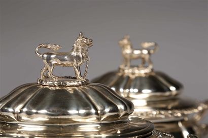 Paire de sucriers couverts ovales en argent...
