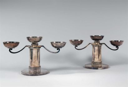 Jean DESPRÉS (1889-1980).
Paire de candélabres...