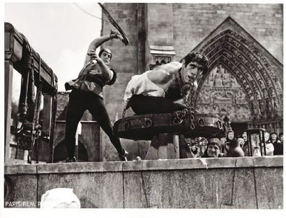 NOTRE-DAME DE PARIS. 5 épreuves gélatino-argentiques...