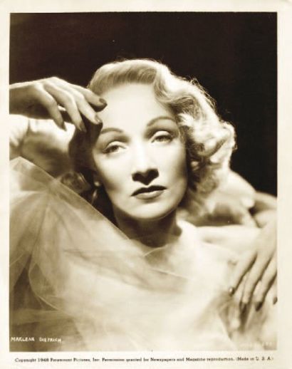 MARLENE DIETRICH. 1 épreuve gélatino-argentique...