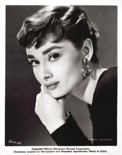 AUDREY HEPBURN. 2 épreuves gélatino-argentiques...