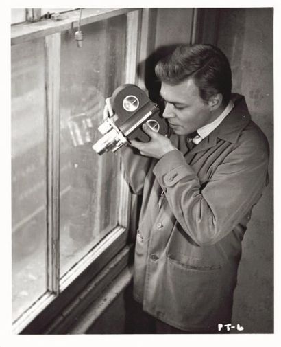 LE VOYEUR / PEEPING TOM. 1 épreuve gélatino-argentique...