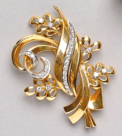 BROCHE VOLUTE en or jaune et platine partiellement...