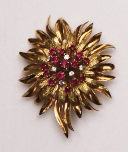 BROCHE « FLEURS » en or jaune, le centre...