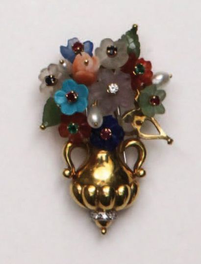 BROCHE en or figurant un vase orné de fleurs...