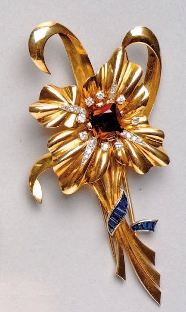 BROCHE « FLEURS » en or jaune ornée au centre...