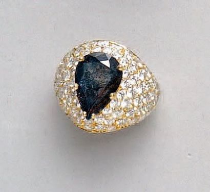 BAGUE BOULE en or jaune, sertie d'un corindon...