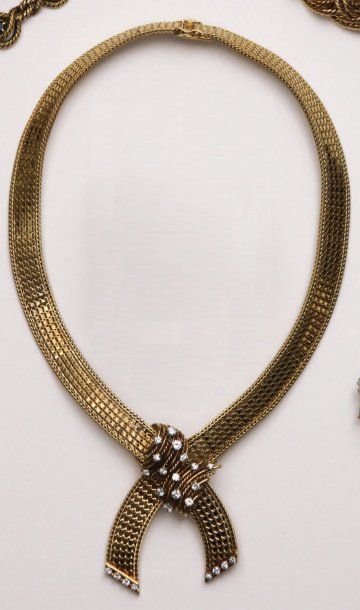 COLLIER RUBAN en or jaune tressé, le centre...