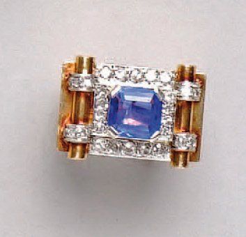 UNE BAGUE en or jaune orné d'un saphir taillé...