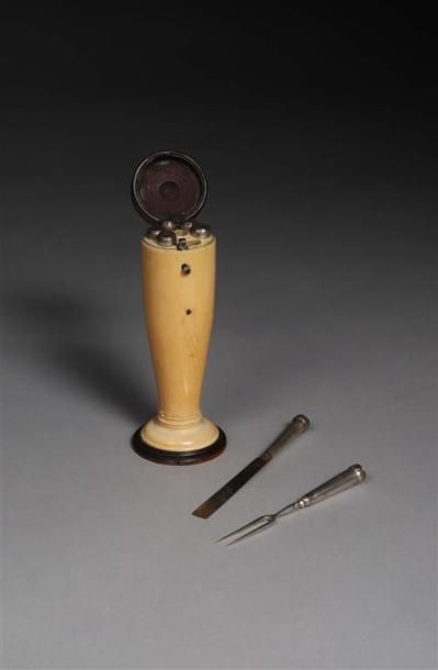 NÉCESSAIRE DE VOYAGE. XVIIIe.
Argent et métal,...