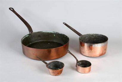 1 SAUTEUSE & 3 CASSEROLES.
Cuivre, manches...