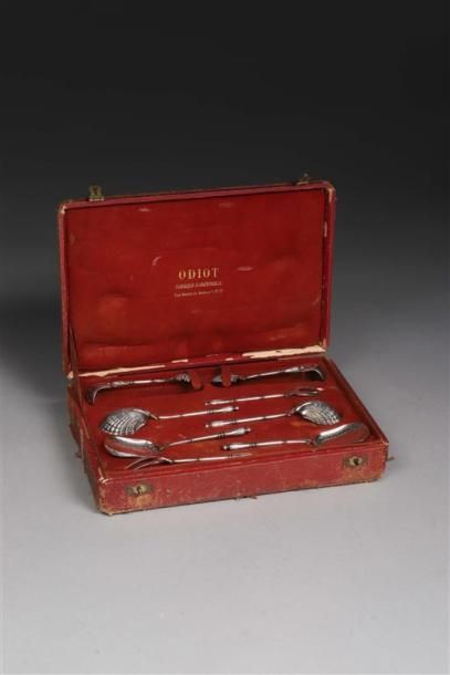 NÉCESSAIRE À CONFISERIE.
Argent (950/1 000e)...