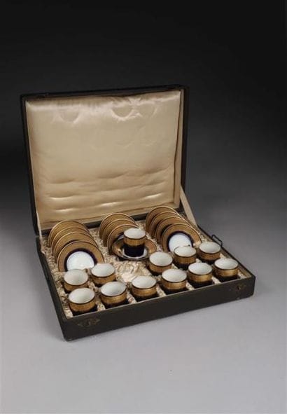 12 TASSES À CAFÉ ET LEUR SOUS-TASSE. JEAN...
