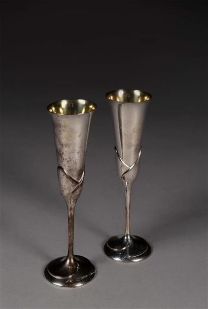 SUITE DE 8 FLÛTES À CHAMPAGNE.
Argent et...