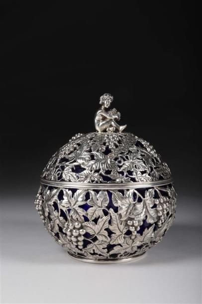 IMPORTANT POT COUVERT SPHÈRE.
Argent (925/1...