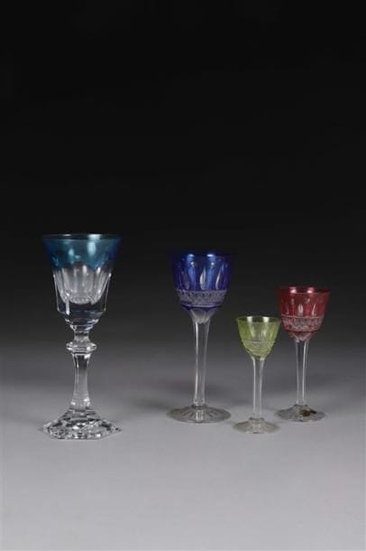 SUITE DE 12 VERRES. CRISTAL DE SÈVRES.
Cristal...