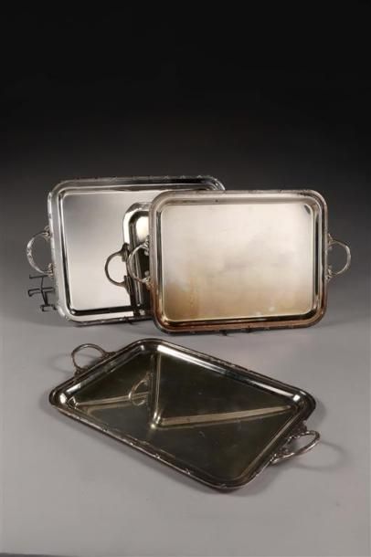 SUITE DE 3 PLATEAUX DE SERVICE.
Métal argenté,...