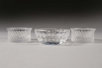 2 BOUGEOIRS & 1 CENDRIER. LALIQUE FRANCE.
Ensemble...