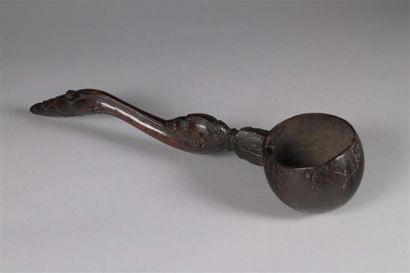 CUILLÈRE SRI-LANKAISE.
Bois sculpté, le manche...