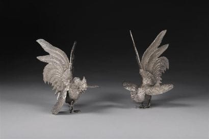 2 COQS.
Métal argenté, représentés les ailes...