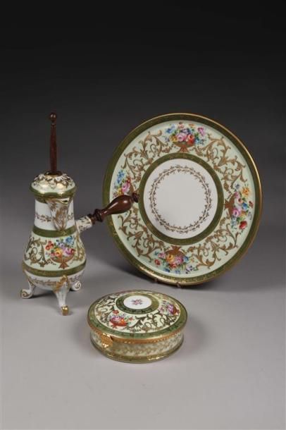 ENSEMBLE VERT. LE TALLEC, Paris.
Porcelaine...