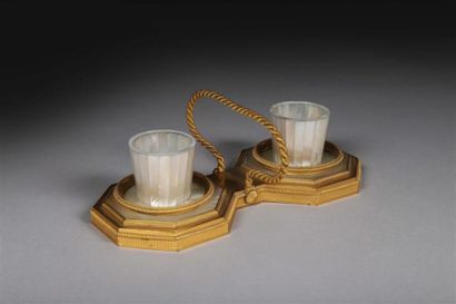PROBABLE PORTE-VERRES.
Nacre, la monture...