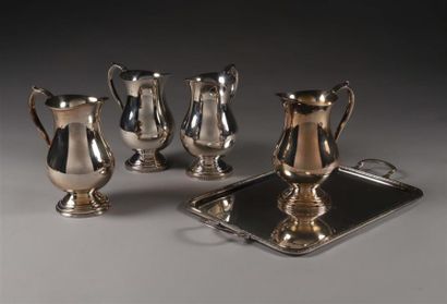 PAIRE DE VERSEUSES À EAU. SIOM.
Métal argenté...