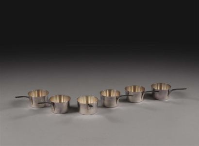 6 CASSEROLES A SAUCE. CHRISTOFLE.
Métal argenté.
Signées....