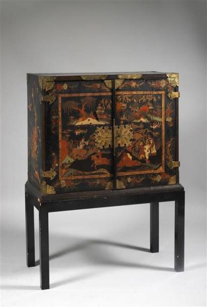 Cabinet en bois laqué polychrome et or sur...