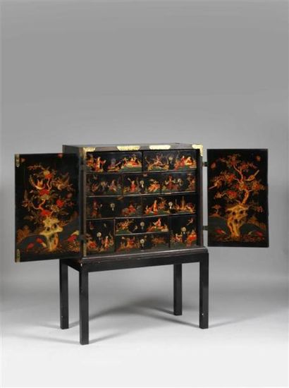 Cabinet en bois laqué polychrome et or sur...