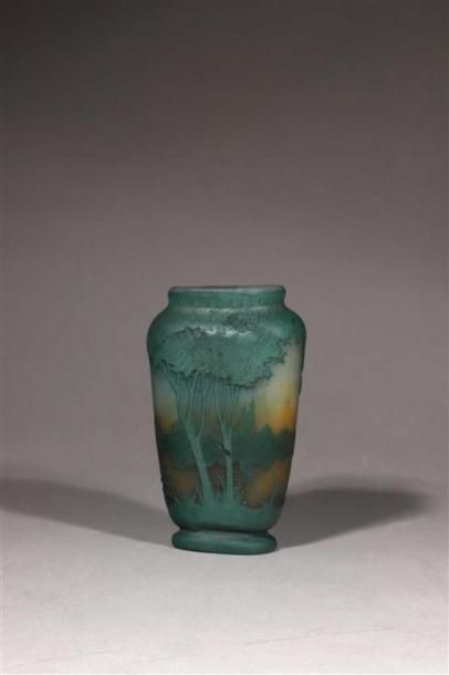 MAISON DAUM.
Vase sur talon et col ourlé...