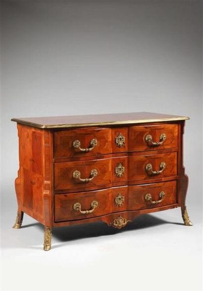 Commode de forme arbalète en placage de bois...