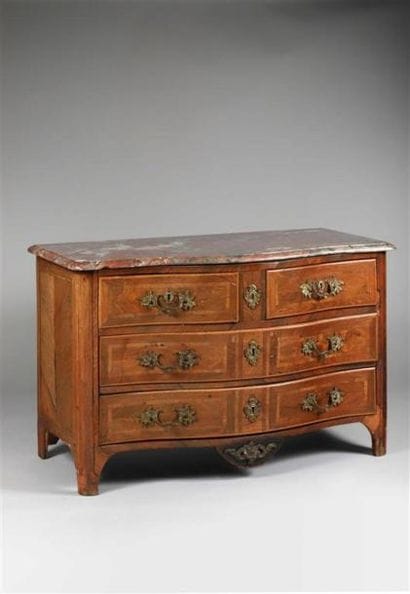 Commode à façade cintrée en placage de palissandre...