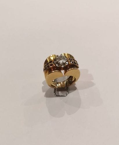 Bague rouleaux en or rose ornée d'un diamant...