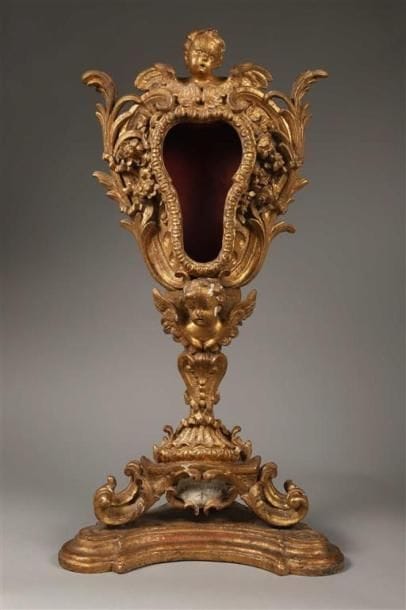 Reliquaire en bois sculpté et doré, la partie...