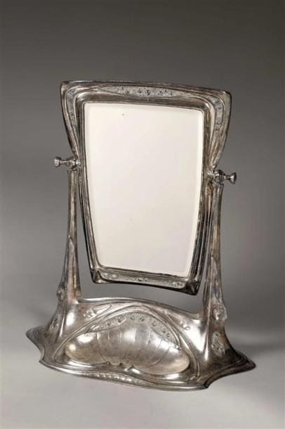 TRAVAIL ÉTRANGER VERS 1900.
Miroir de table...