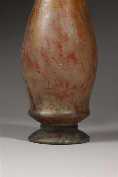 DAUM FRÈRES NANCY.
Vase piriforme sur piédouche...