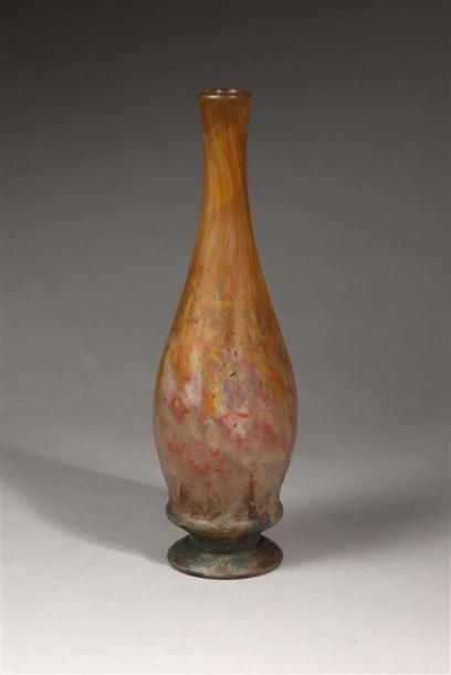 DAUM FRÈRES NANCY.
Vase piriforme sur piédouche...