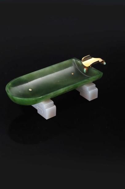 CARTIER. Époque Art Déco.
Cendrier en jade...