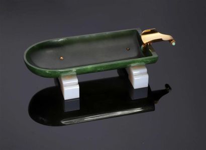 CARTIER. Époque Art Déco.
Cendrier en jade...