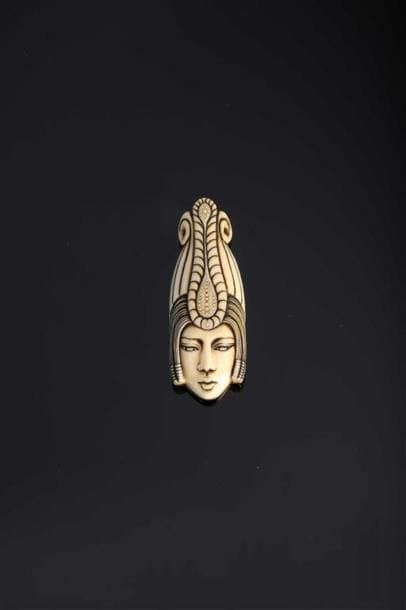 Yokohama O'KIN (Eugénie Jubin, dite).
Pendentif...