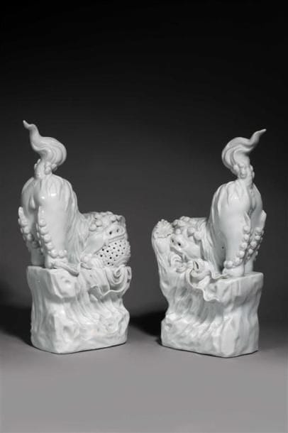 CHINE.
Deux chiens de fô en porcelaine émaillée...
